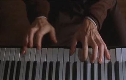 ピアノの鍵盤と手元
