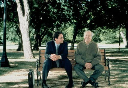 公園のベンチに座っているモリー先生とミッチ
